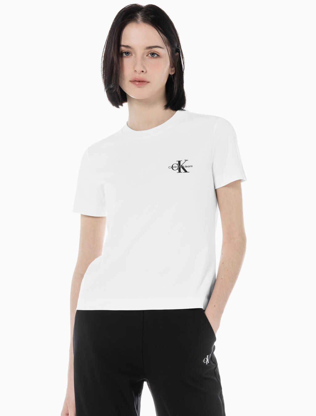 Buy 여성 레귤러핏 스몰 모노그램 로고 반팔 티셔츠  in color BRIGHT WHITE