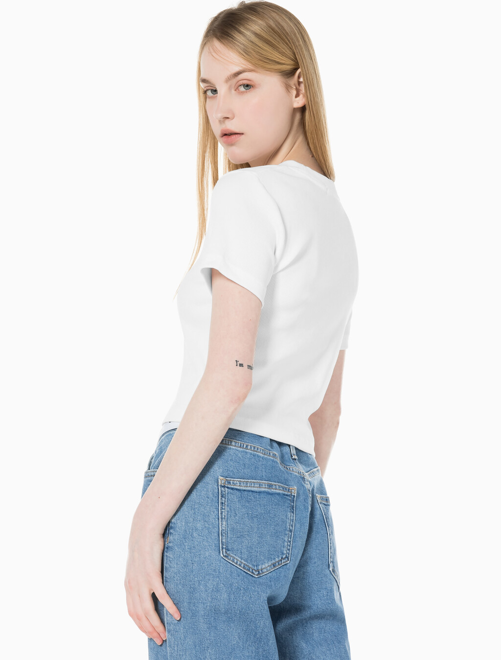 Buy 여성 로고 뱃지 크롭 반팔 티셔츠 in color BRIGHT WHITE
