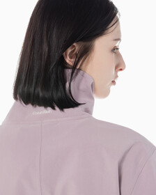 Buy 여성 리플렉티브 로고 레귤러 핏 윈드브레이커 in color GRAY ROSE