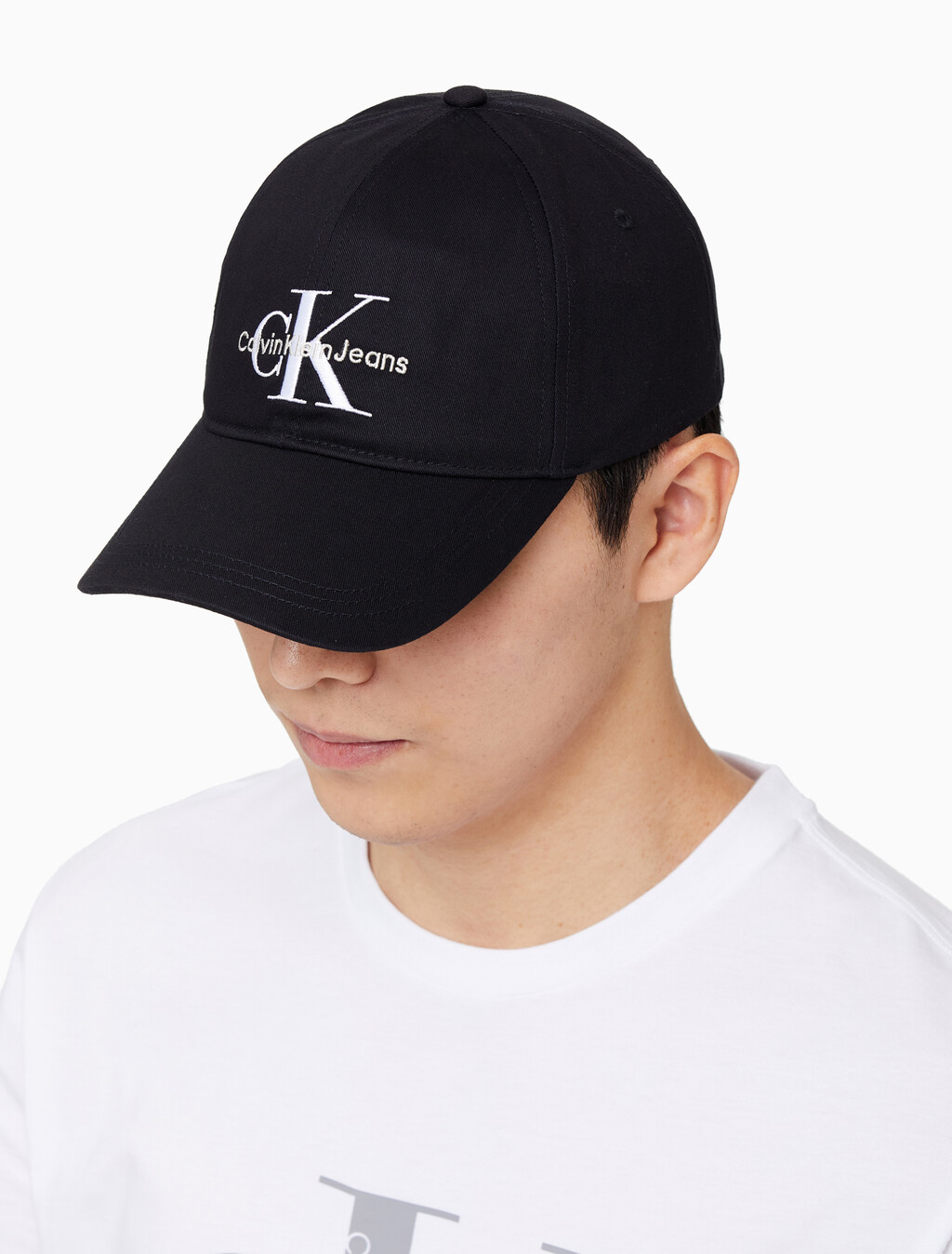 Buy 남녀공용 CKJ 모노그램 엠브로이더리 캡 in color BLACK