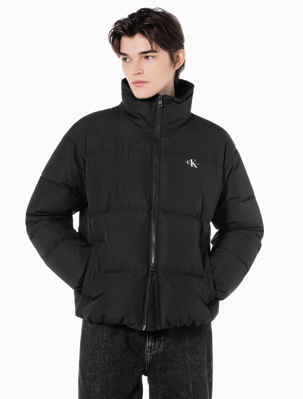 Buy 남녀공용 릴렉스 숏 다운 푸퍼 in color CK BLACK