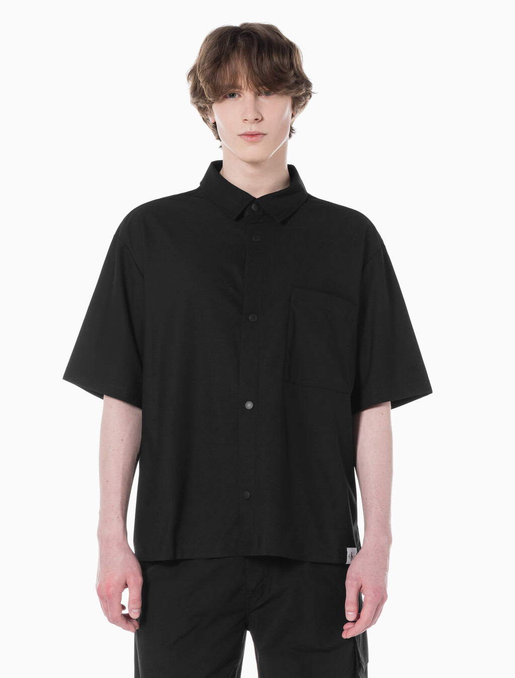 Buy 남성 우븐 탭 박시핏 테크 반팔 셔츠 in color CK BLACK