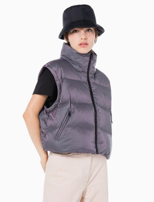 Buy 여성 투톤 글로시 디터쳐블 크롭 다운 in color AMARANTH 