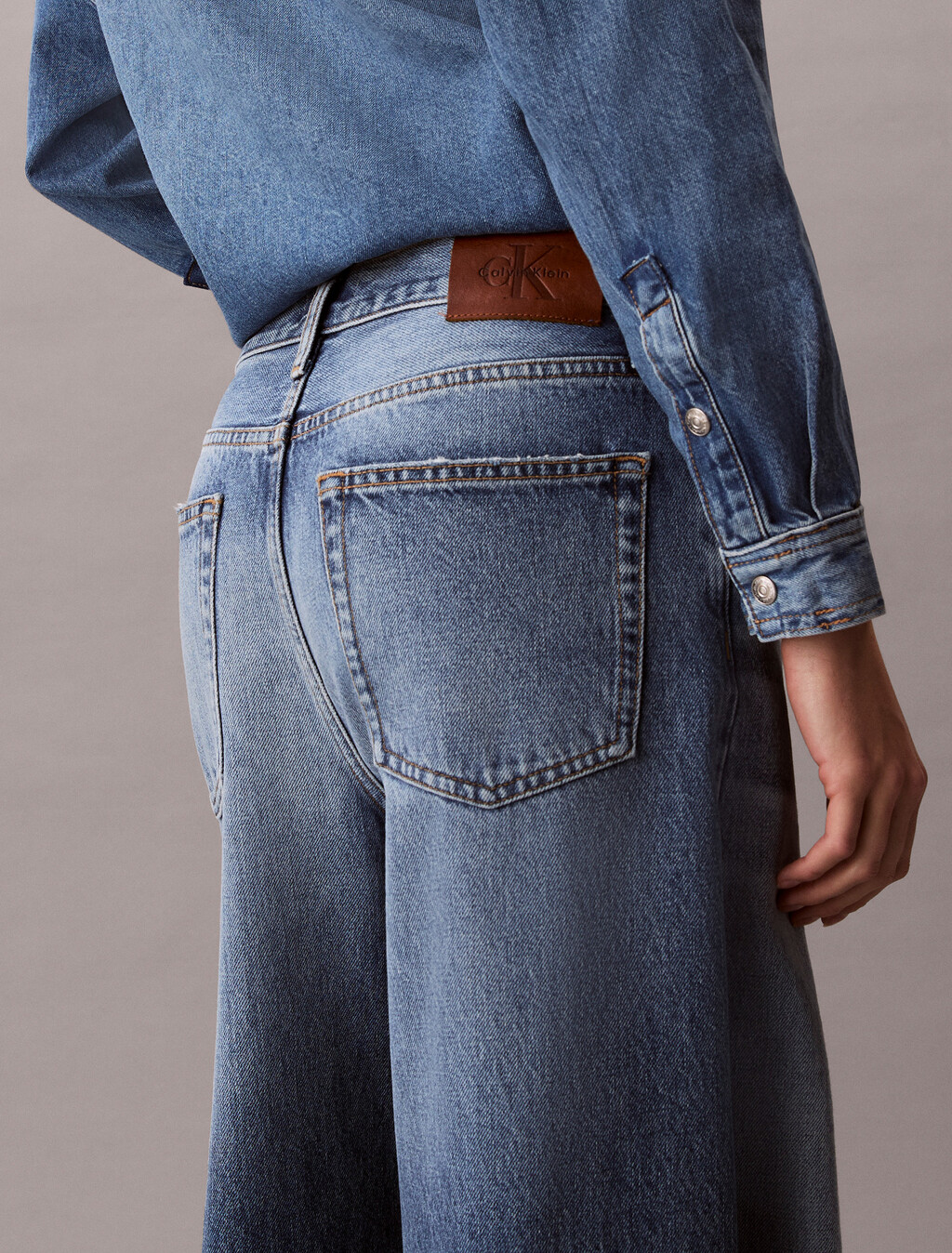 Buy 여성 로우라이즈 배기 슬래시드 데님 in color Mid Blue