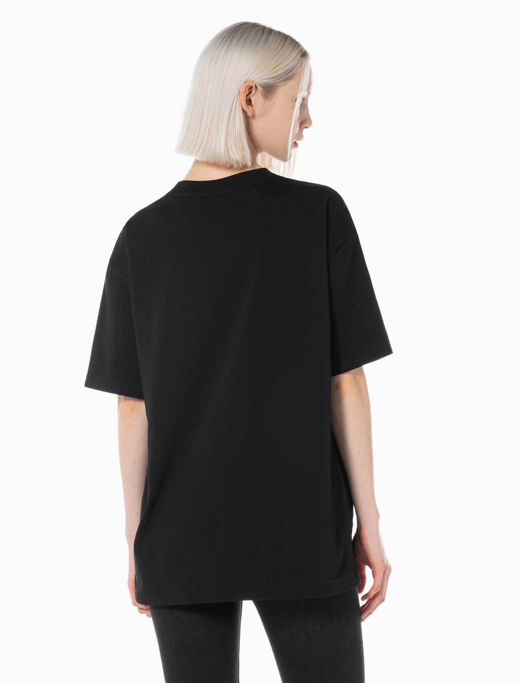 Buy 남녀공용 릴렉스핏 로고 반팔 티셔츠 in color CK BLACK