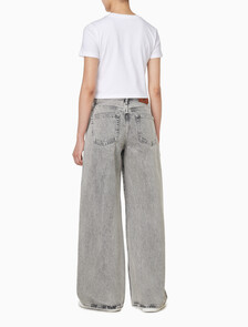 Buy 여성 와이드 레그핏 그레이 워시 데님 in color GREY