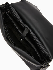 Buy 남성 CK 인셋 메신저백 in color BLACK