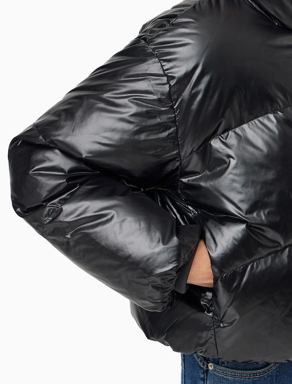 Buy 여성 크롭 글로시 커브드 퀼팅 다운 푸퍼 in color CK BLACK