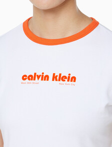 Buy 여성 레트로 로고 그래픽 티셔츠 in color BRILLIANT WHITE