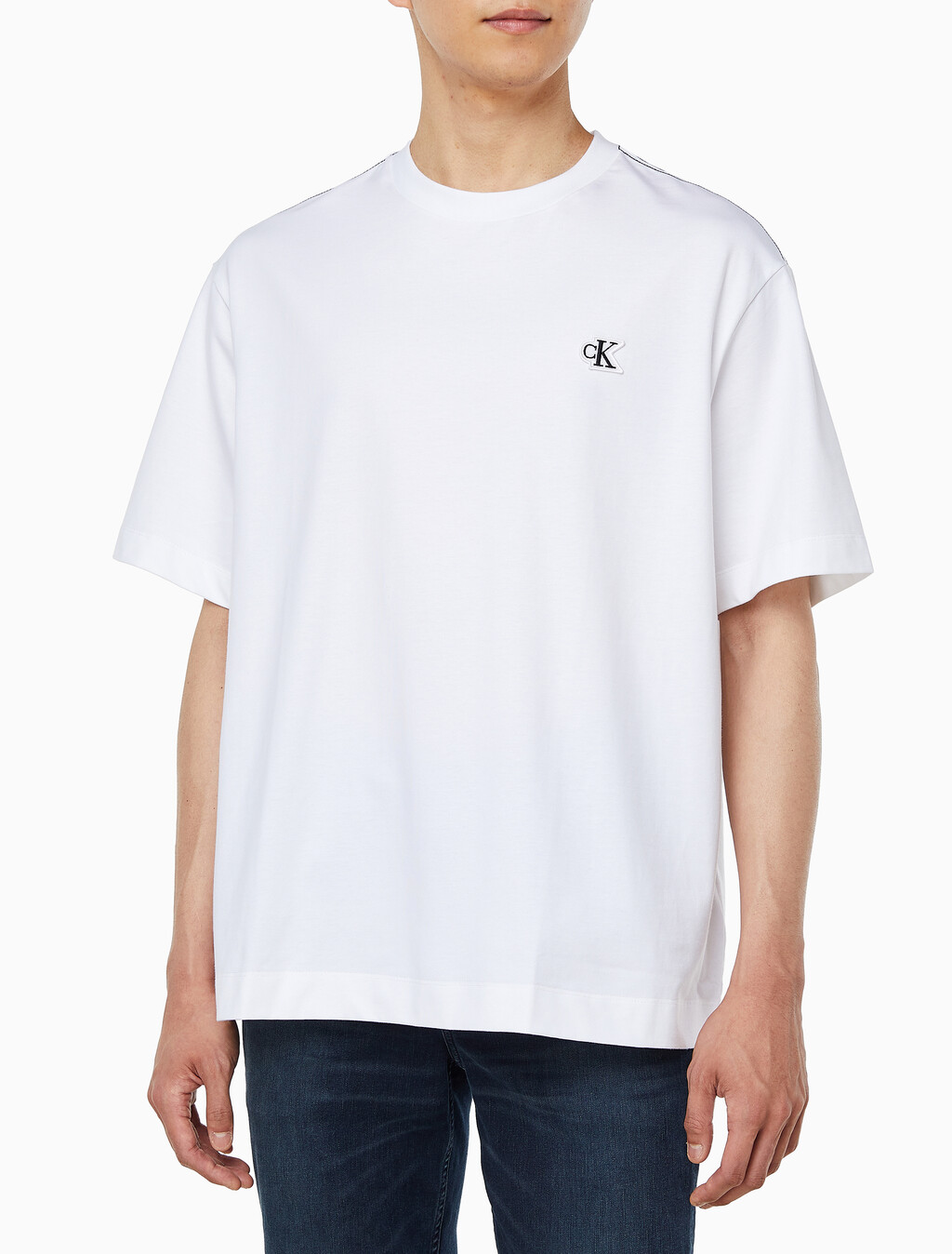 Buy 남성 릴렉스핏 탑스티치 패치 로고 반팔 티셔츠 in color BRIGHT WHITE