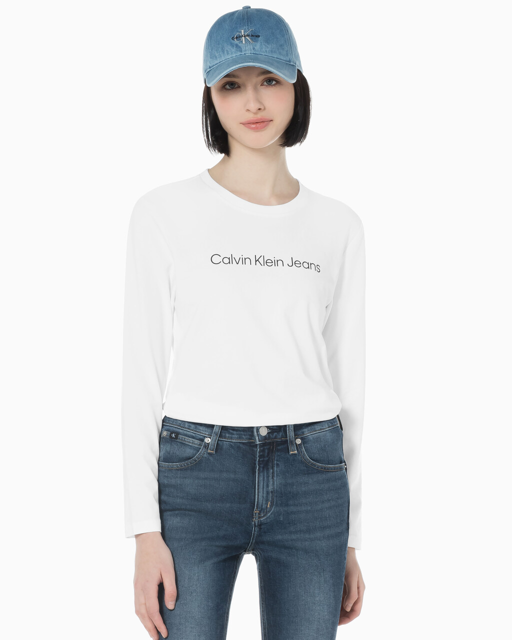 Buy 여성 슬림핏 인스티튜셔널 로고 긴팔 티셔츠 in color BRIGHT WHITE