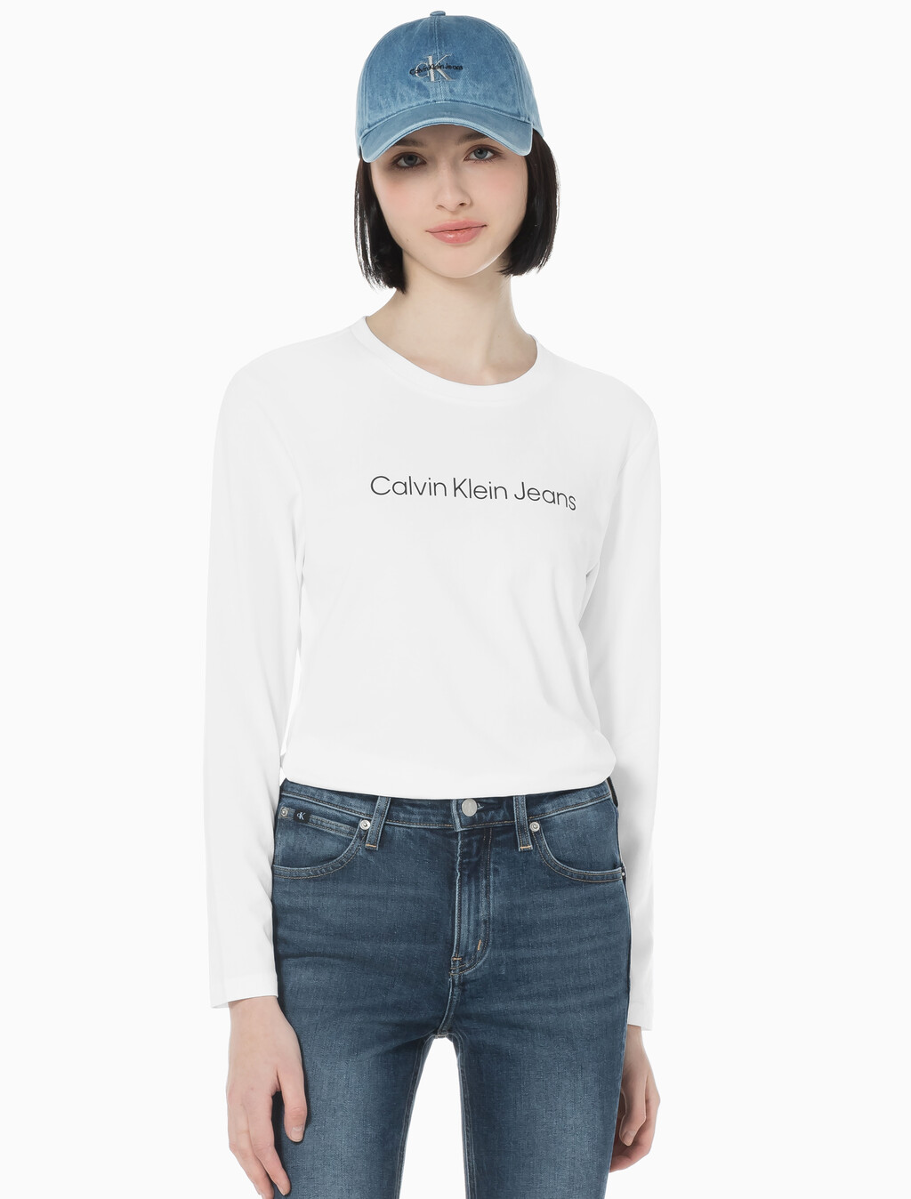 Buy 여성 슬림핏 인스티튜셔널 로고 긴팔 티셔츠 in color BRIGHT WHITE