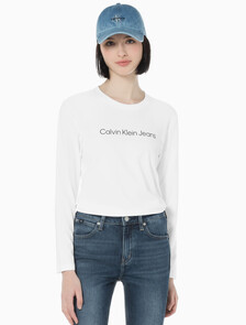 Buy 여성 슬림핏 인스티튜셔널 로고 긴팔 티셔츠 in color BRIGHT WHITE