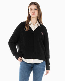 Buy 여성 케이블 인터레스트 브이넥 풀오버 울 스웨터 in color CK BLACK