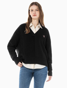 Buy 여성 케이블 인터레스트 브이넥 풀오버 울 스웨터 in color CK BLACK