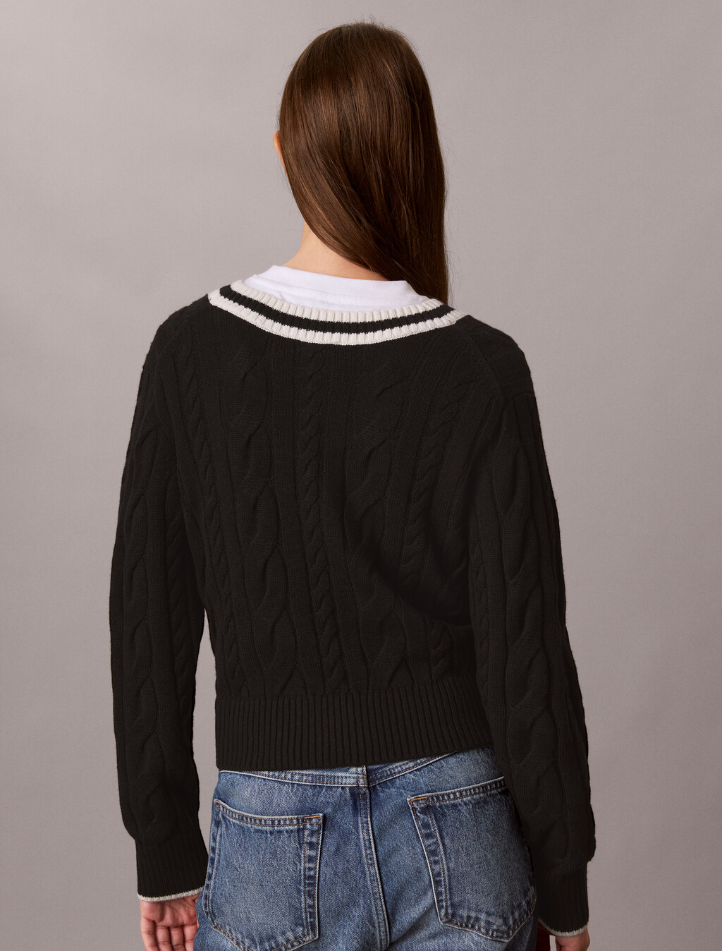 Buy 여성 케이블 브이넥 크롭 스웨터 in color BLACK