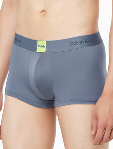 Buy 남성 모던 로고 패치 마이크로 로우 라이즈 트렁크 in color Grey