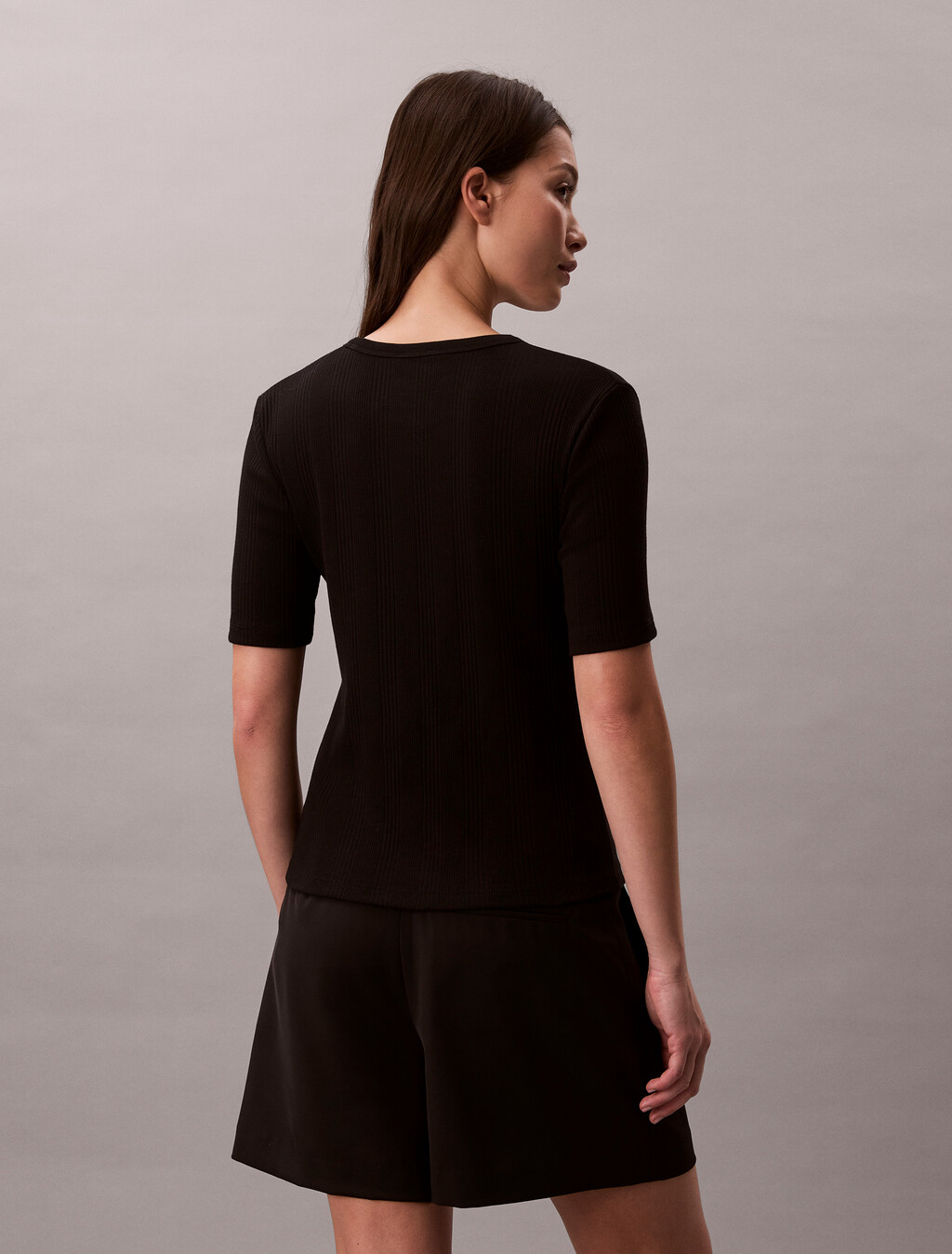 Buy 여성 립 나노 로고 체크 탑 in color BLACK