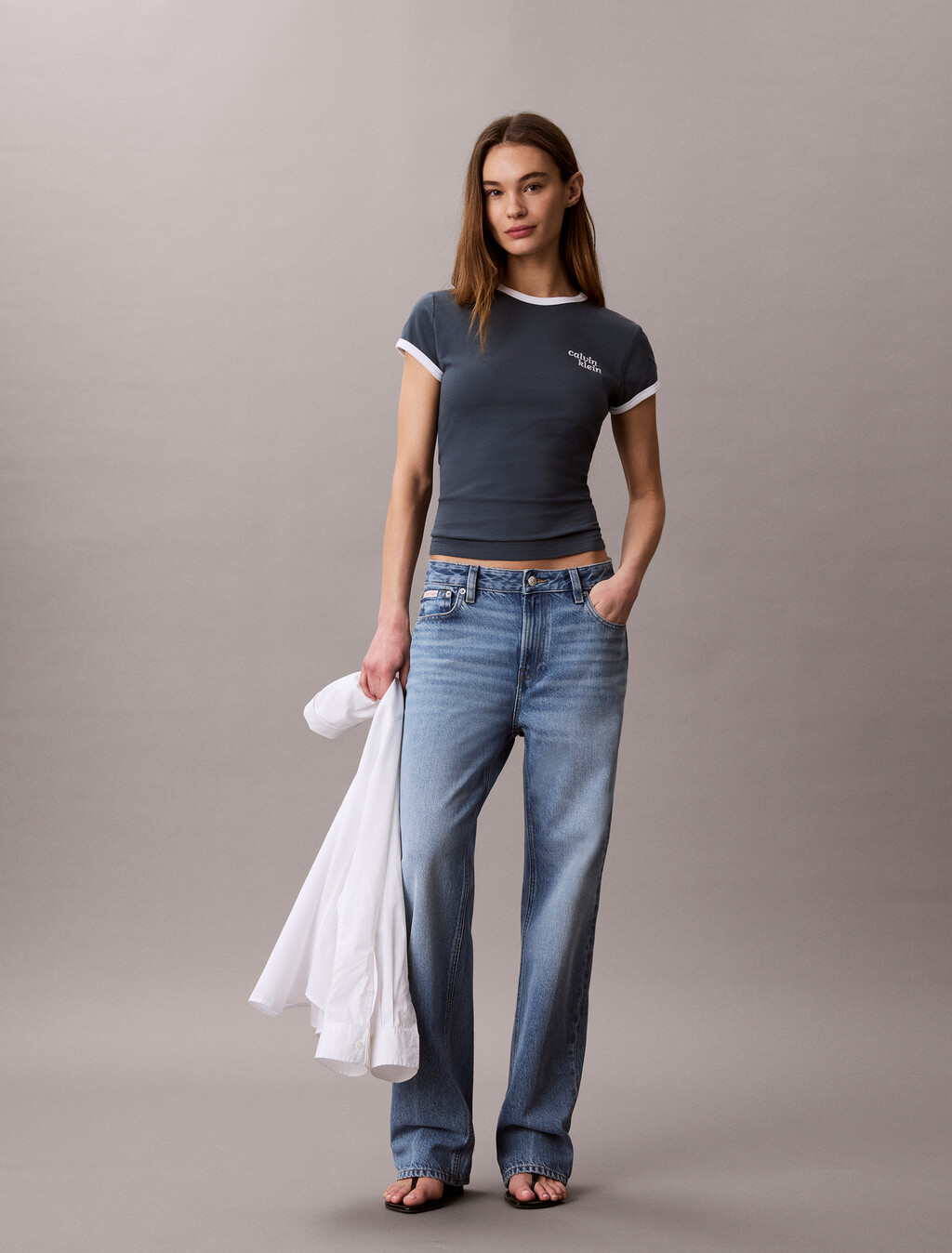 Buy 여성 슬림 로고 링거 티 in color Dark Blue