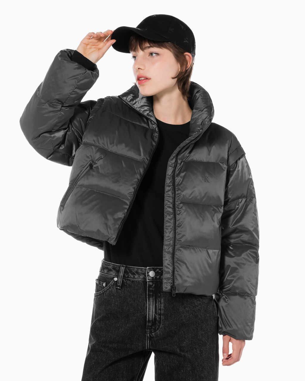 Buy 여성 투톤 글로시 디터쳐블 크롭 다운 in color GREY