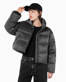 Buy 여성 투톤 글로시 디터쳐블 크롭 다운 in color GREY