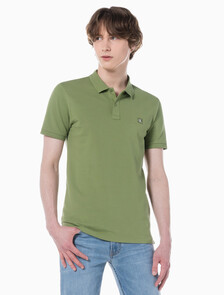 Buy 남성 슬림핏 CK 로고 뱃지  폴로 티셔츠 in color KHAKI
