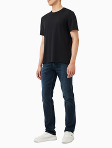 Buy 슬림핏 리퀴드 인터록 클래식 그래픽 티 in color BLACK