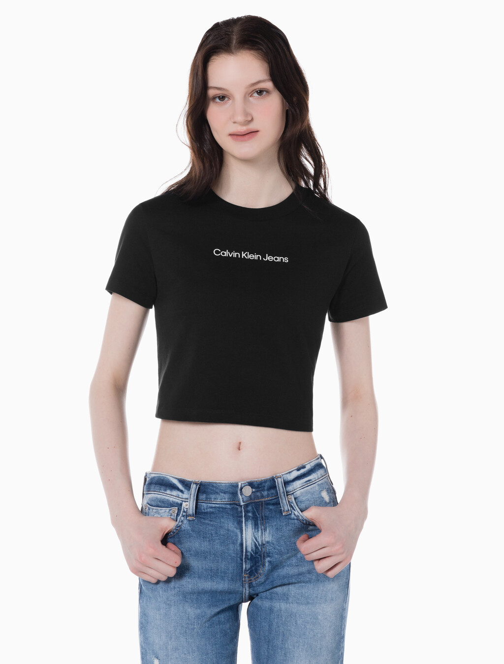 Buy 여성 레귤러핏 크롭 로고 반팔 티셔츠 in color CK BLACK