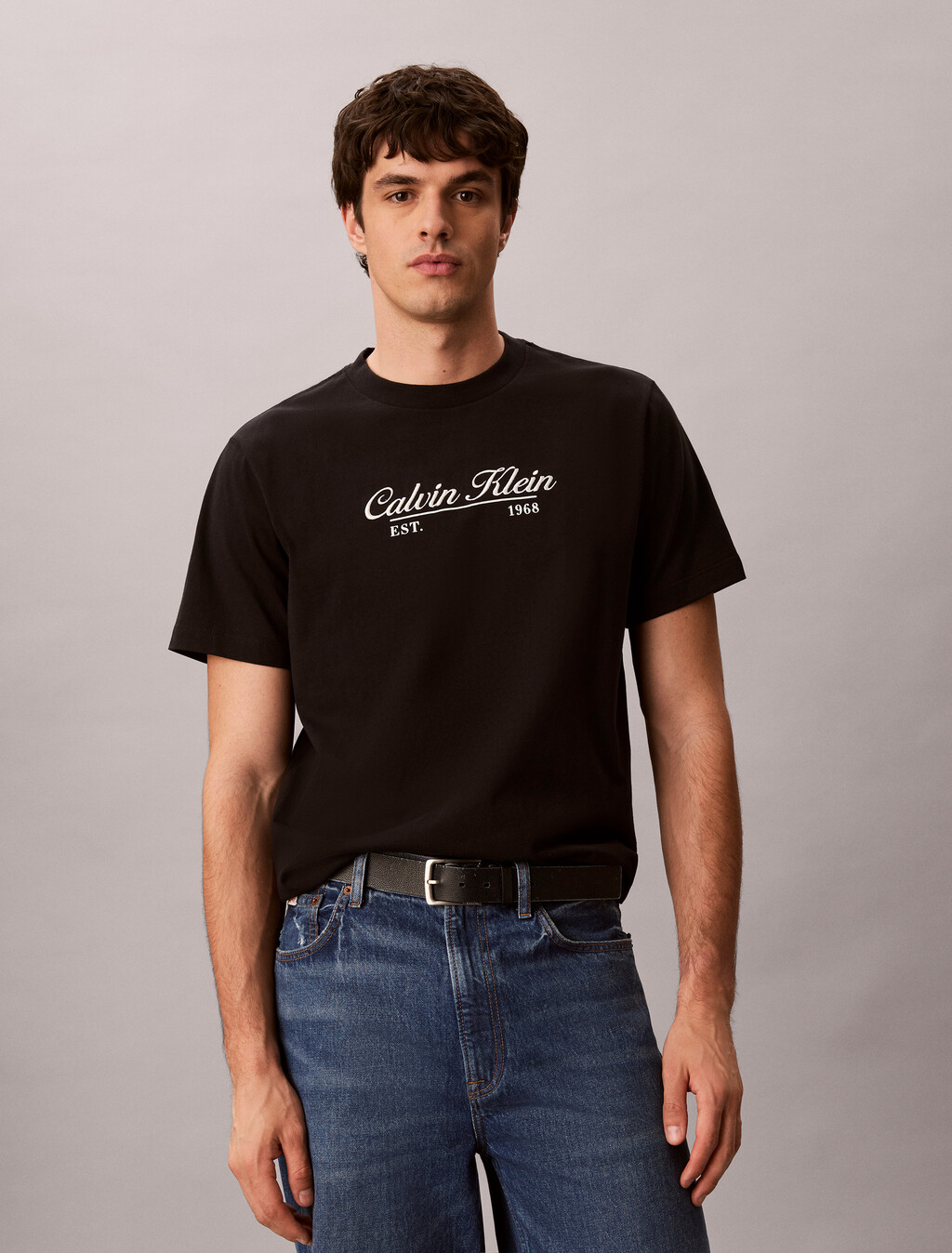 Buy 캘빈 커시브 그래픽 티 in color BLACK