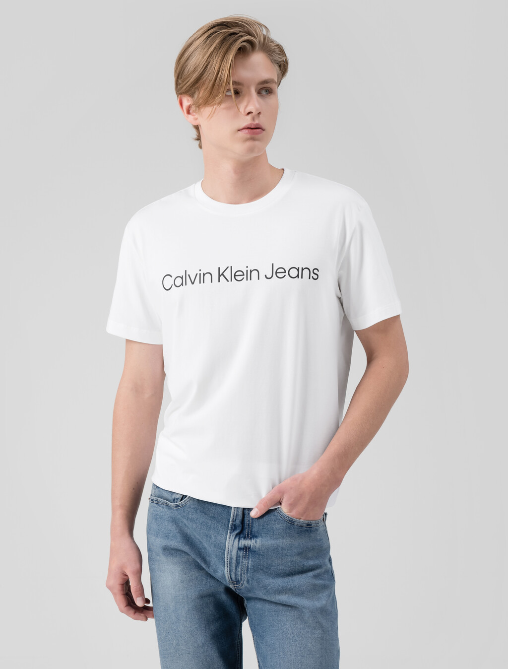Buy 남성 레귤러핏 인스티튜셔널 로고 스트레치 반팔 티셔츠  in color BRIGHT WHITE