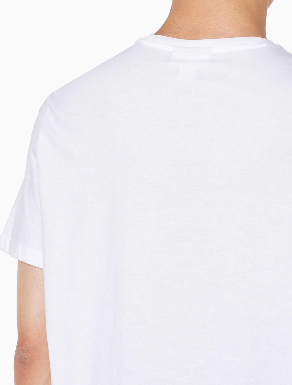 Buy 남성 클래식핏 뱃지 로고 반팔 티셔츠 in color BRIGHT WHITE