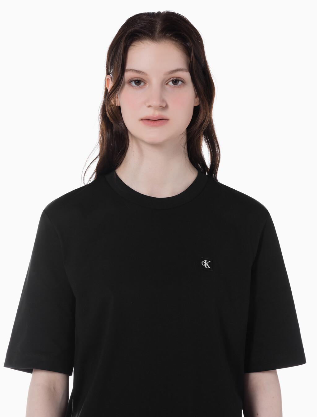Buy 여성 릴렉스 로고 반팔 티셔츠 in color CK BLACK