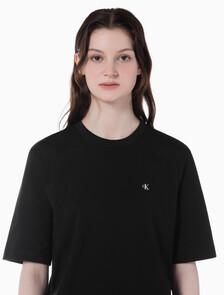 Buy 여성 릴렉스 로고 반팔 티셔츠 in color CK BLACK