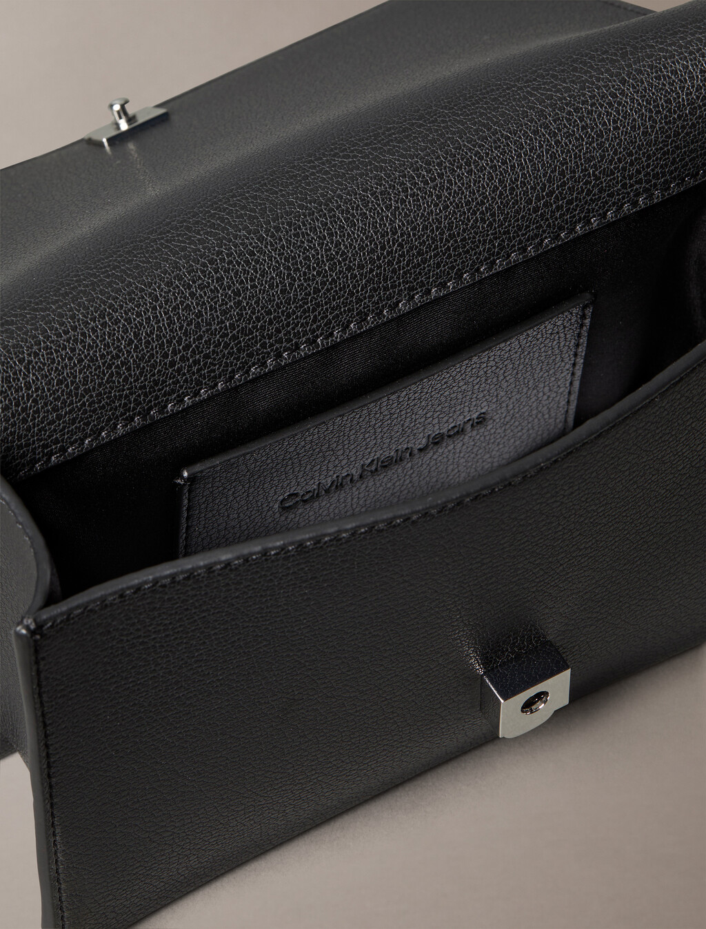 Buy 여성 CKJ 미니멀 모노그램 플랩 체인 숄더백 in color BLACK