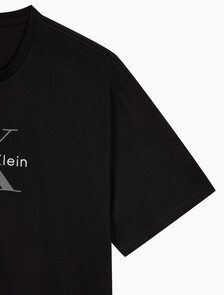 Buy 남성 레귤러핏 히어로 모노그램 로고 반팔 티셔츠 in color BLACK
