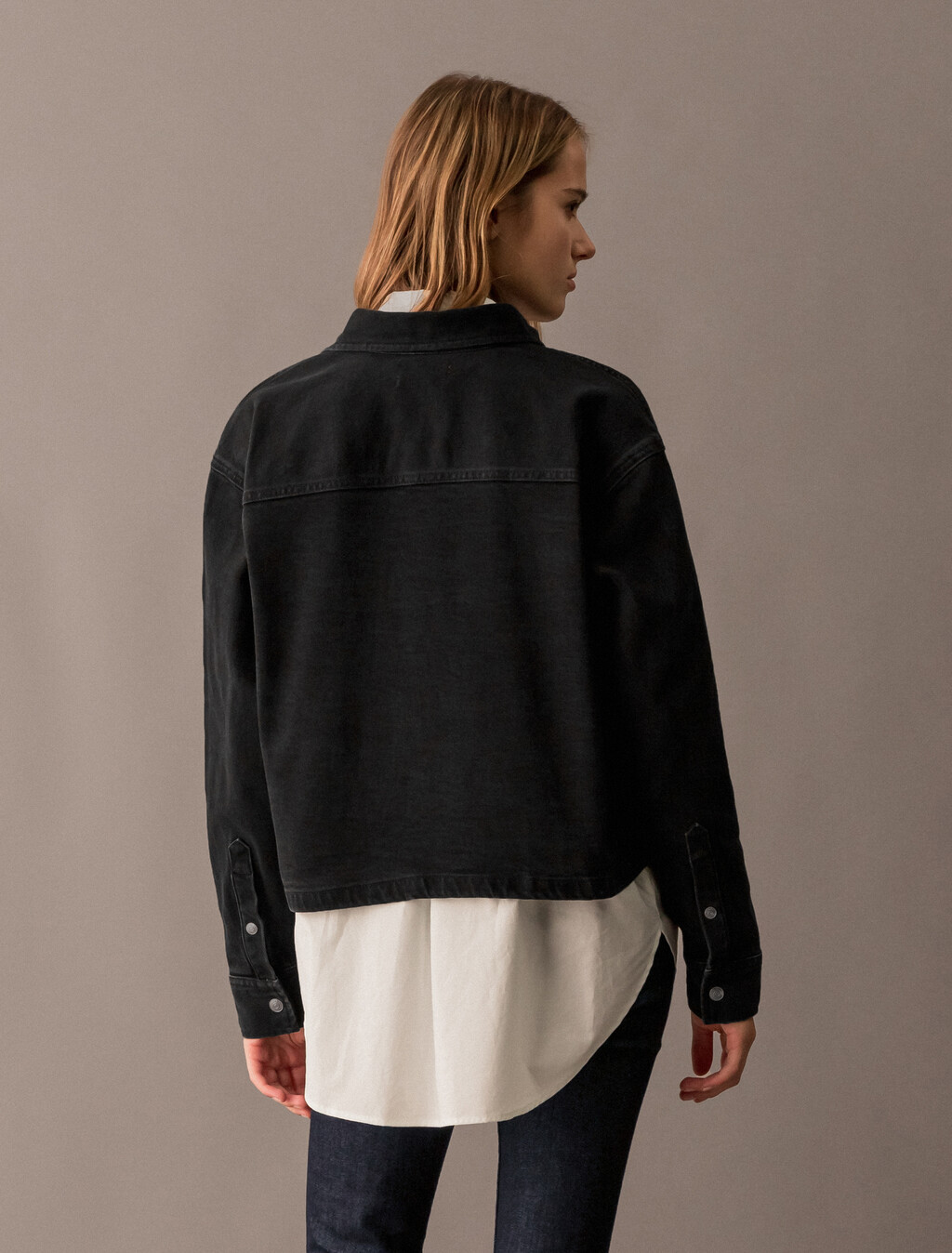 Buy 여성 크롭 대드 데님 셔츠 in color WASHED BLACK LOGO LACE