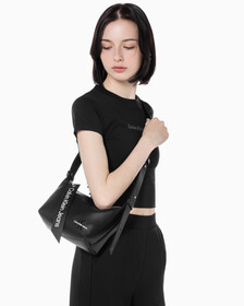 Buy 여성 CKJ 스컬티드 숄더백 in color BLACK