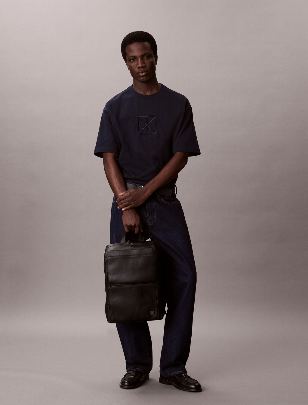 Buy 남성 하드웨어 엠블럼 슬림 포켓 백팩 in color BLACK