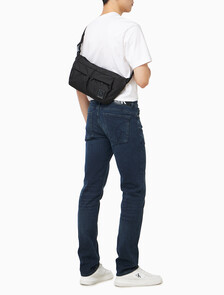 Buy 남성 유틸리티 엠블럼 슬링 in color BLACK