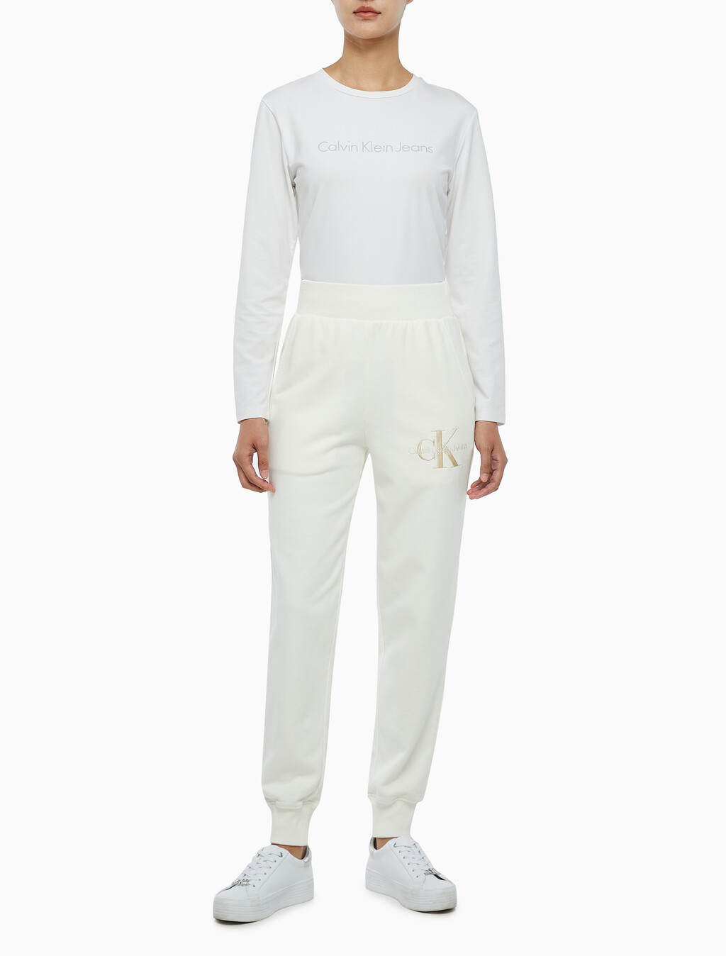Buy 여성 미네랄 다이 모노로고 조거 팬츠 in color WHITE