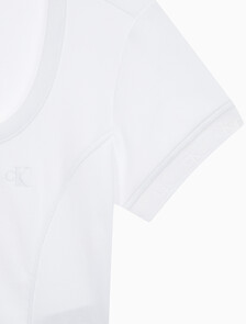 Buy 여성 엠보스 로고 U넥 크롭 반팔 티셔츠 in color BRIGHT WHITE