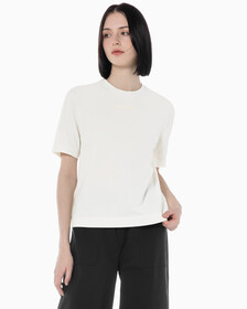 Buy 여성 릴렉스 핏 에센셜 반팔 티셔츠 in color WHITE