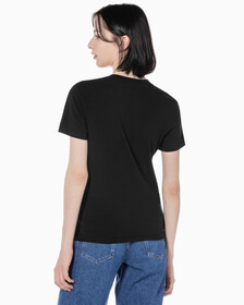 Buy 여성 슬림핏 인스티튜셔널 로고 반팔 티셔츠 in color CK BLACK