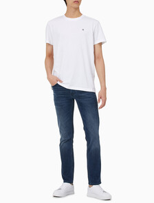 Buy 남성 레귤러핏 CK 로고 뱃지 반팔 티셔츠 in color BRIGHT WHITE