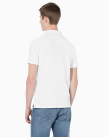 Buy 남성 슬림핏 CK 로고 뱃지  폴로 티셔츠 in color BRIGHT WHITE