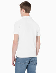 Buy 남성 슬림핏 CK 로고 뱃지  폴로 티셔츠 in color BRIGHT WHITE