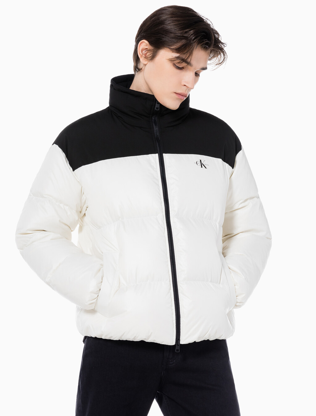 Buy 남녀공용 릴렉스 숏 블로킹 다운 푸퍼 in color WHITE