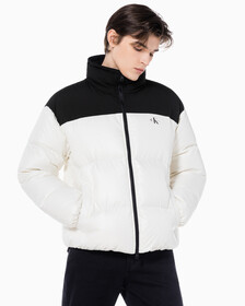 Buy 남녀공용 릴렉스 숏 블로킹 다운 푸퍼 in color WHITE
