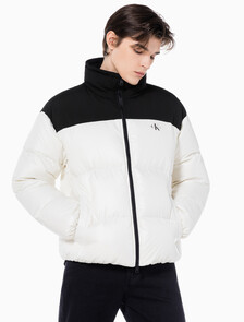 Buy 남녀공용 릴렉스 숏 블로킹 다운 푸퍼 in color WHITE