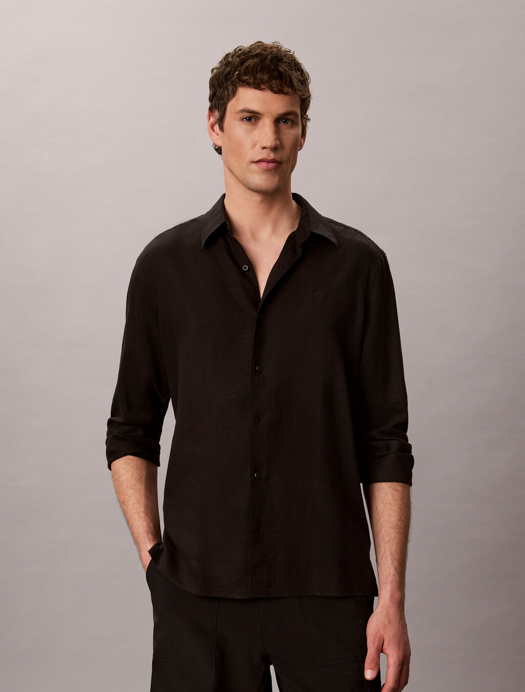 Buy 테크 나일론 릴렉스 유틸리티 쇼츠 in color BLACK